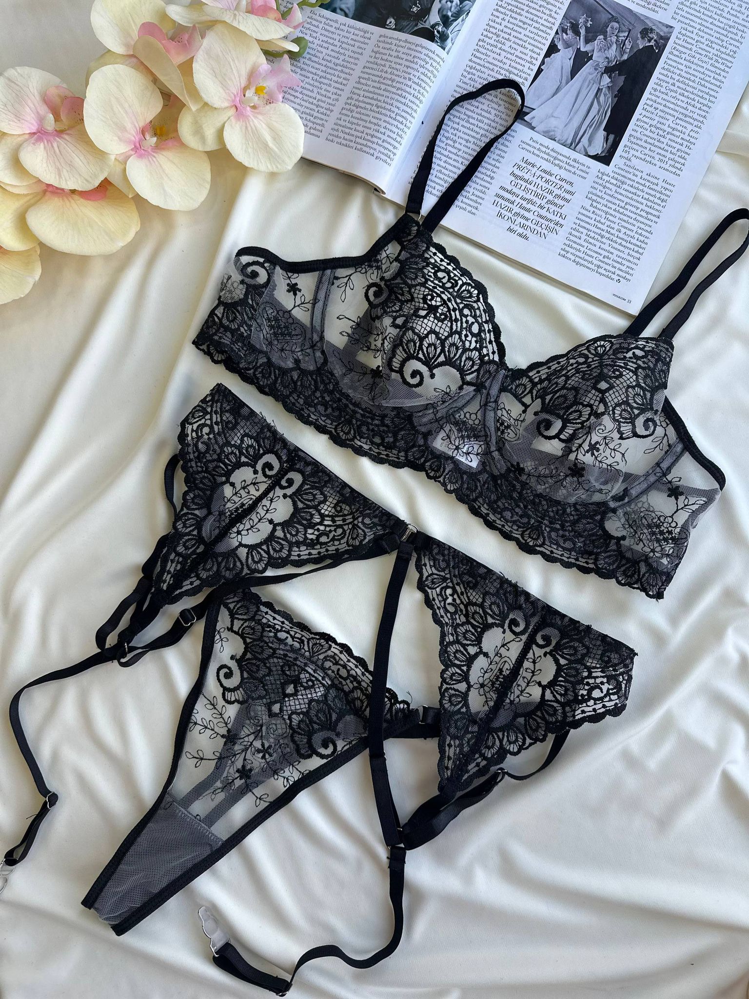 SAEVRA Signature Garter Set