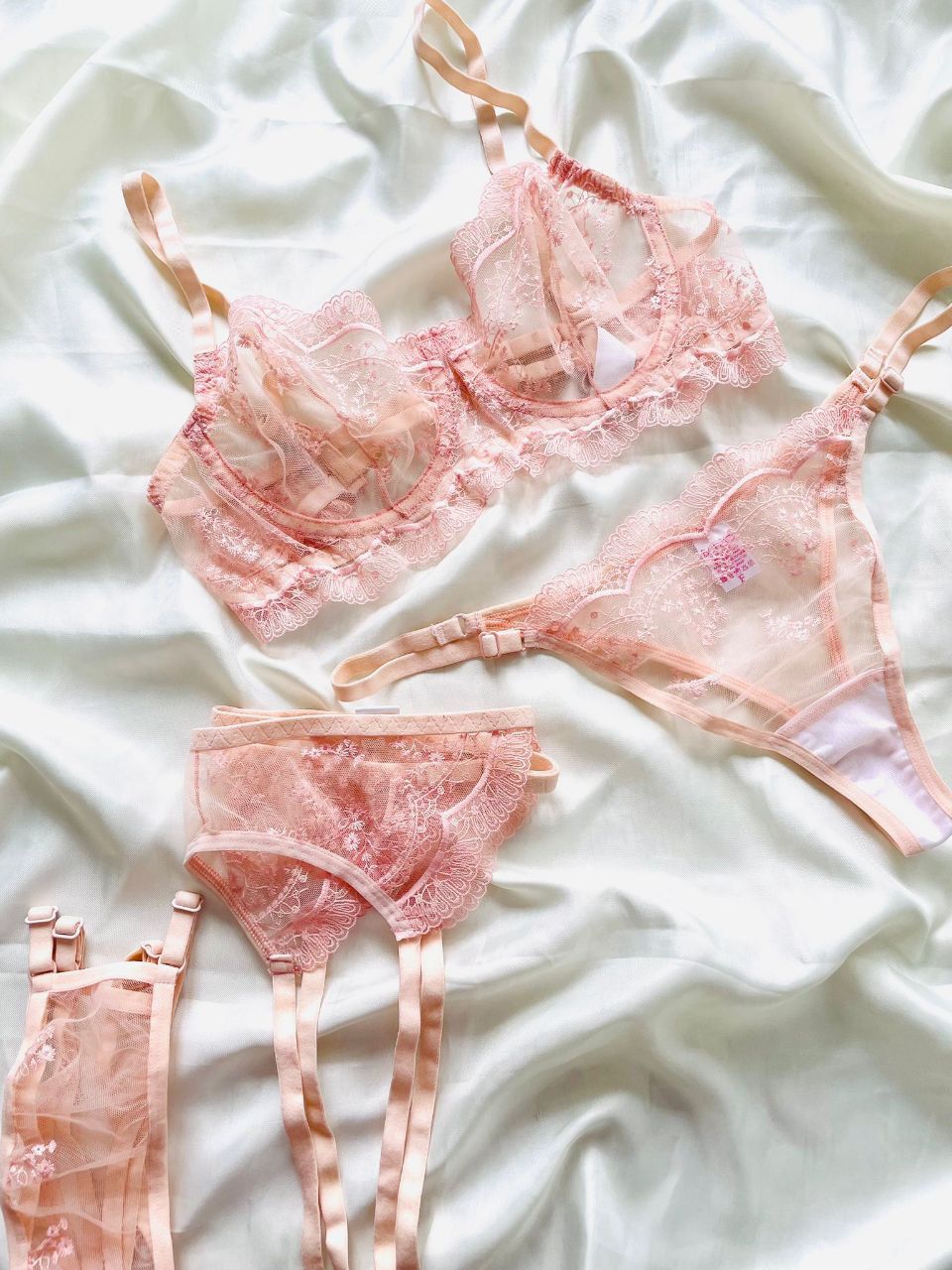 SAEVRA Soft Nude Garter Set